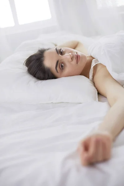 Hezká žena ležící doma na posteli — Stock fotografie