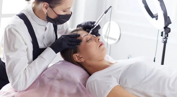 Microblading eyebrows work flow in a beauty salon. — Stock Photo, Image