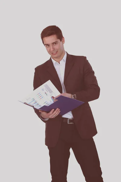 Młody człowiek stojący z folderu, na białym tle — Zdjęcie stockowe