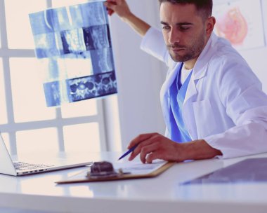 Yakışıklı doktor genç bayan hastayla konuşuyor ve...