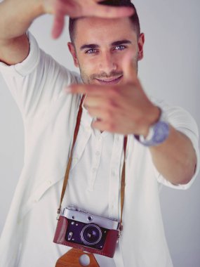 kamera ile genç adam. Beyaz arka plan üzerinde izole.