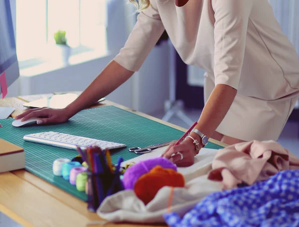 Fashion designer vrouw werkt aan haar ontwerpen in de studio. — Stockfoto