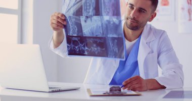 Yakışıklı doktor genç bayan hastayla konuşuyor ve...