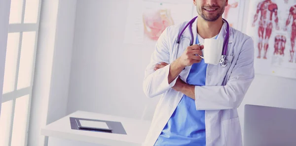 Retrato médico masculino joven y confiado parado en el médico apagado — Foto de Stock