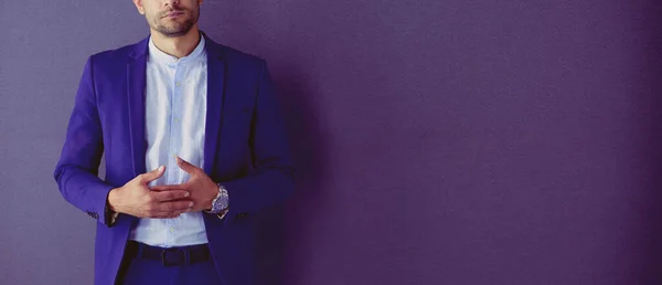 Joven empresario sentado aislado sobre fondo gris. —  Fotos de Stock