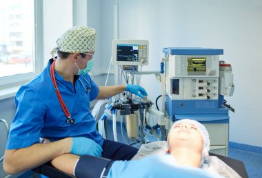 Ameliyathanede çalışan bir cerrah.