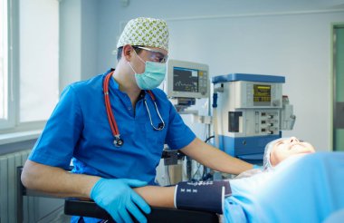 Ameliyathanede çalışan bir cerrah.