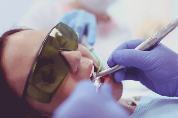 Zahnarztteam und Patient in der Zahnarztpraxis — Stockfoto