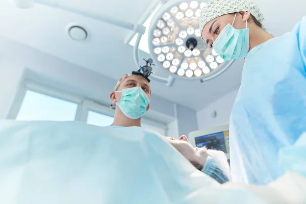 Man chirurg aan het werk in de operatiekamer — Stockfoto