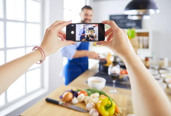 Retrato del hombre guapo filmando show de cocina o blog — Foto de Stock