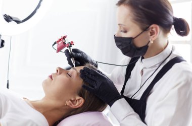 Mikrobleyding kaşlar akışında bir Güzellik Salonu