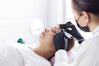 Mikroplu kaşlar güzellik salonunda akıyor..