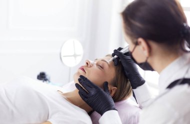 Mikroplu kaşlar güzellik salonunda akıyor..