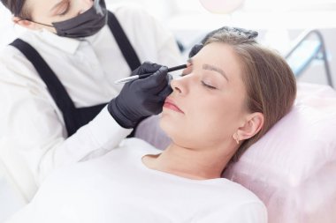 Kalıcı Kalıcı Kaşlara Makyaj Uygulayan Kozmetikçi