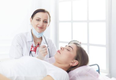 Kırmızı dudaklı genç bir kız kalıcı makyaj, mikro pigmentasyon