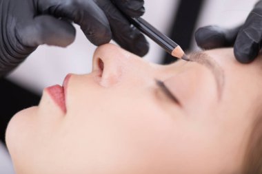 Kalıcı Kalıcı Kaşlara Makyaj Uygulayan Kozmetikçi