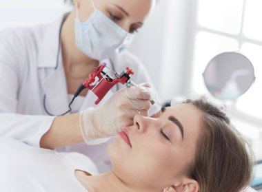 Kırmızı dudaklı genç bir kız kalıcı makyaj, mikro pigmentasyon