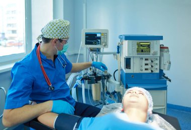 Ameliyathanede çalışan bir cerrah.