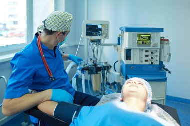 Ameliyathanede çalışan bir cerrah.