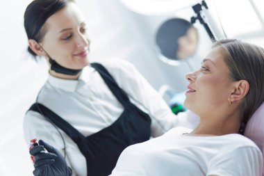 Mikroplu kaşlar güzellik salonunda akıyor..