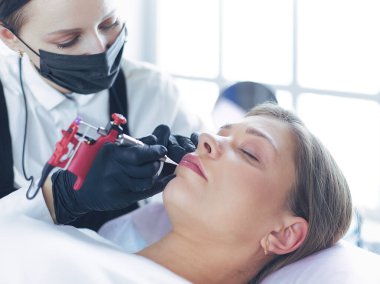 Kalıcı Kalıcı Kaşlara Makyaj Uygulayan Kozmetikçi