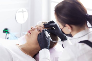 Mikroplu kaşlar güzellik salonunda akıyor..