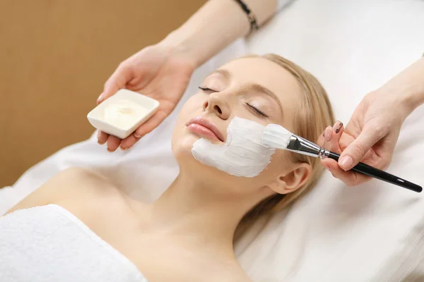 Applicazione maschera viso Spa. Spa bellezza biologica applicazione maschera facciale al salone spa giorno. — Foto Stock