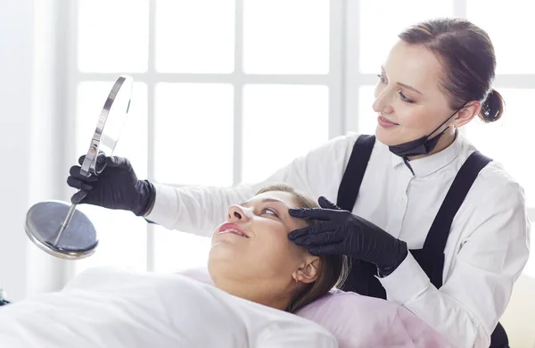 Microblading eyebrows work flow in a beauty salon. — Stock Photo, Image