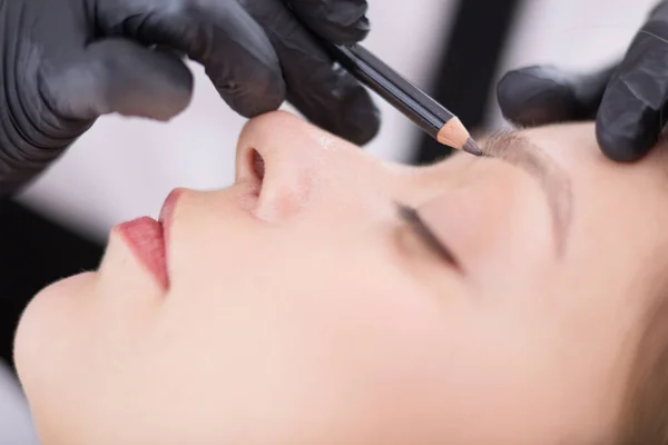 Косметолог наносить постійний макіяж на брови — стокове фото