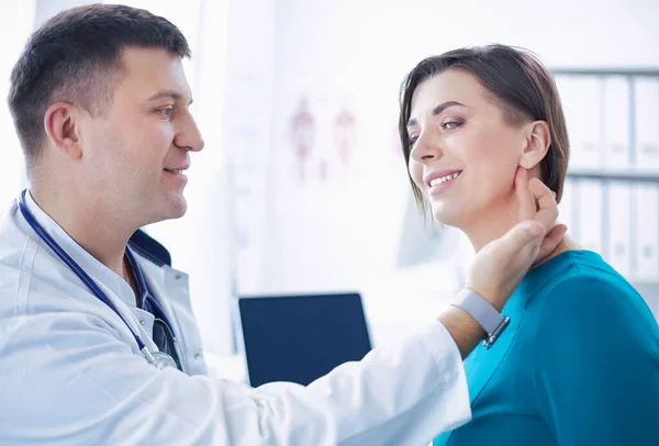 El paciente y su médico en consultorio médico — Foto de Stock