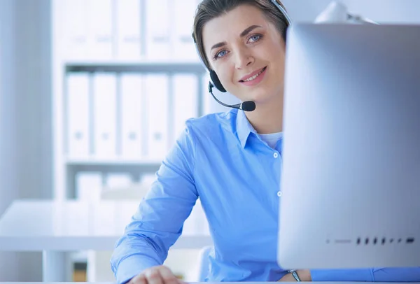 Sérieux jolie jeune femme travaillant comme opérateur de téléphone de soutien avec casque dans le bureau — Photo