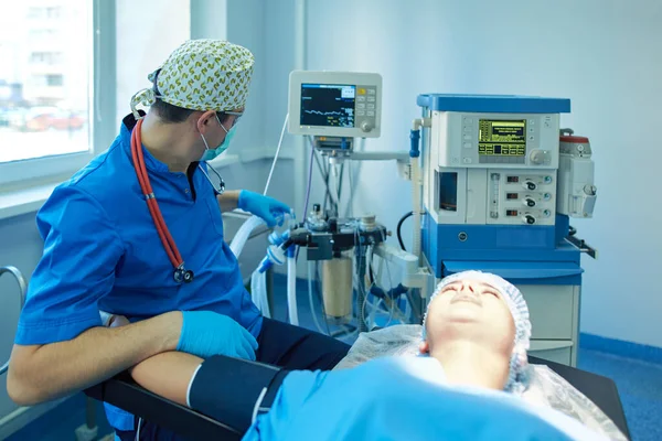 Ameliyathanede çalışan bir cerrah.