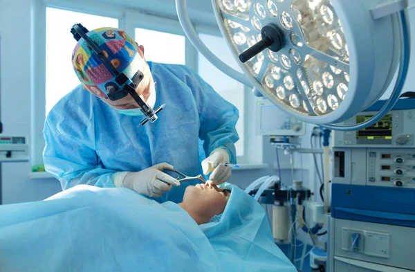 수술실에서 일하는 남자 외과의사 — 스톡 사진