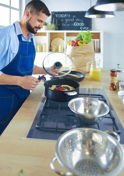 Man förbereder läcker och hälsosam mat i hemköket — Stockfoto