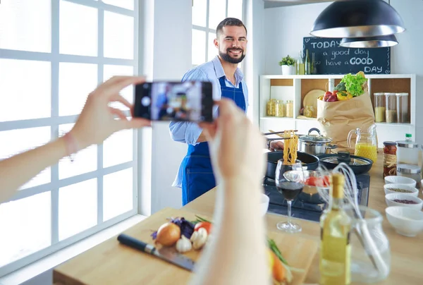 Porträt eines gutaussehenden Mannes, der Kochshow oder Blog filmt — Stockfoto