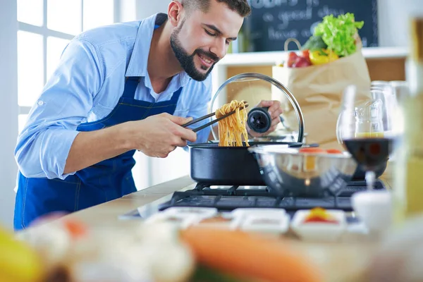 Hombre preparando comida deliciosa y saludable en la cocina casera — Foto de Stock