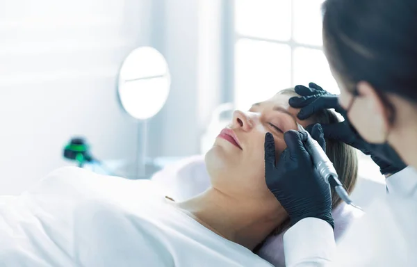 El flujo de trabajo de las cejas de Microblading en un salón de belleza . —  Fotos de Stock