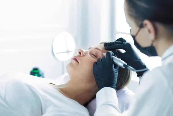 Microblading wenkbrauwen werk stroom in een schoonheidssalon. — Stockfoto