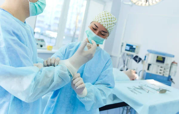 Man chirurg aan het werk in de operatiekamer — Stockfoto