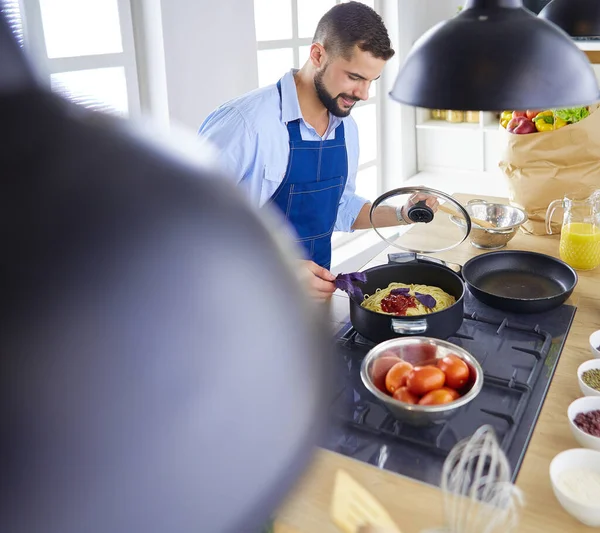 Hombre preparando comida deliciosa y saludable en la cocina casera — Foto de Stock