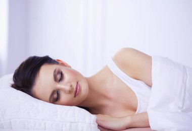 Genç ve güzel bir kadın yatakta yatıyor..