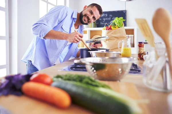 Hombre preparando comida deliciosa y saludable en la cocina casera —  Fotos de Stock