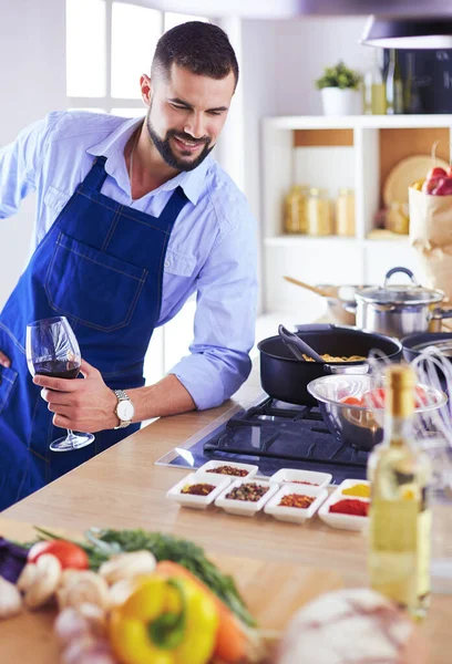 Uomo che prepara cibo delizioso e sano nella cucina di casa — Foto Stock