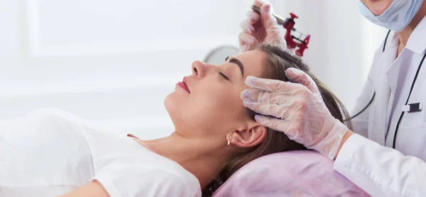 A young girl having red lips permanent makeup, micropigmentation — Stock Photo, Image