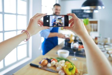 Yakışıklı bir adamın portresi yemek programı ya da blog