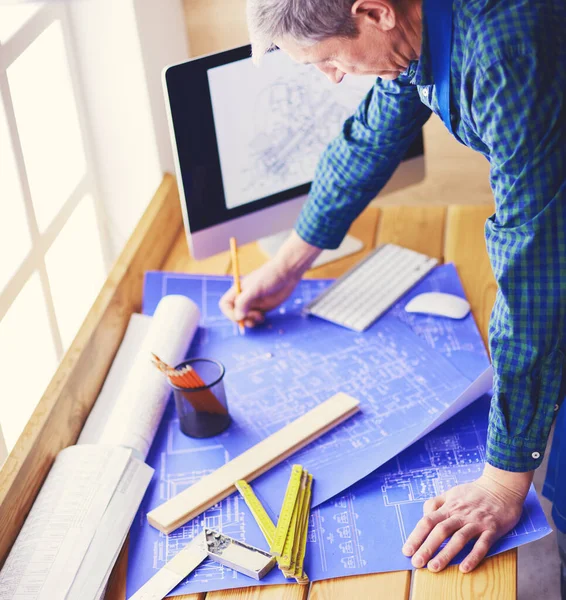 Architetto che lavora al tavolo da disegno in ufficio — Foto Stock