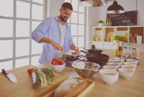 Man bereidt heerlijk en gezond eten in de huiskeuken — Stockfoto