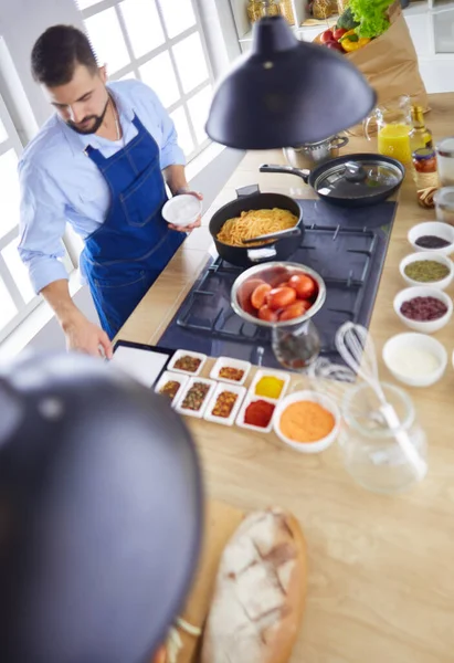 Hombre preparando comida deliciosa y saludable en la cocina casera — Foto de Stock