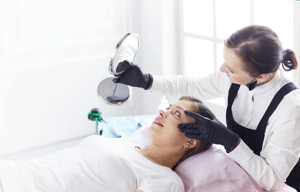 Microblading sopracciglia flusso di lavoro in un salone di bellezza. — Foto Stock