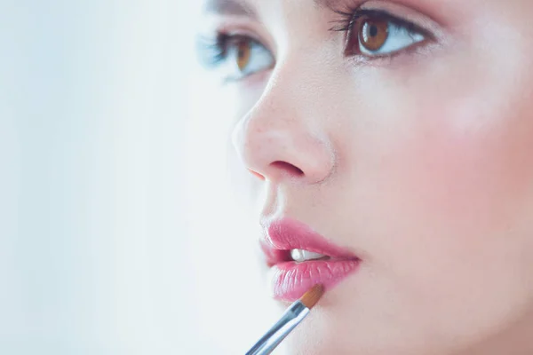 Vacker flicka med kosmetisk puderborste för smink. Makeup. Make-up ansöker om perfekt hud — Stockfoto